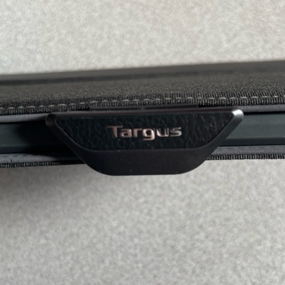 Targus Versa Vu 360-Degree Black & Grey iPad Pro Case 11 Inch - Picture 3 of 10